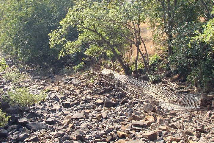 मासे पकडण्यासठी वापरण्यात येणार विशेष जाळ यास बांधण म्हणतात